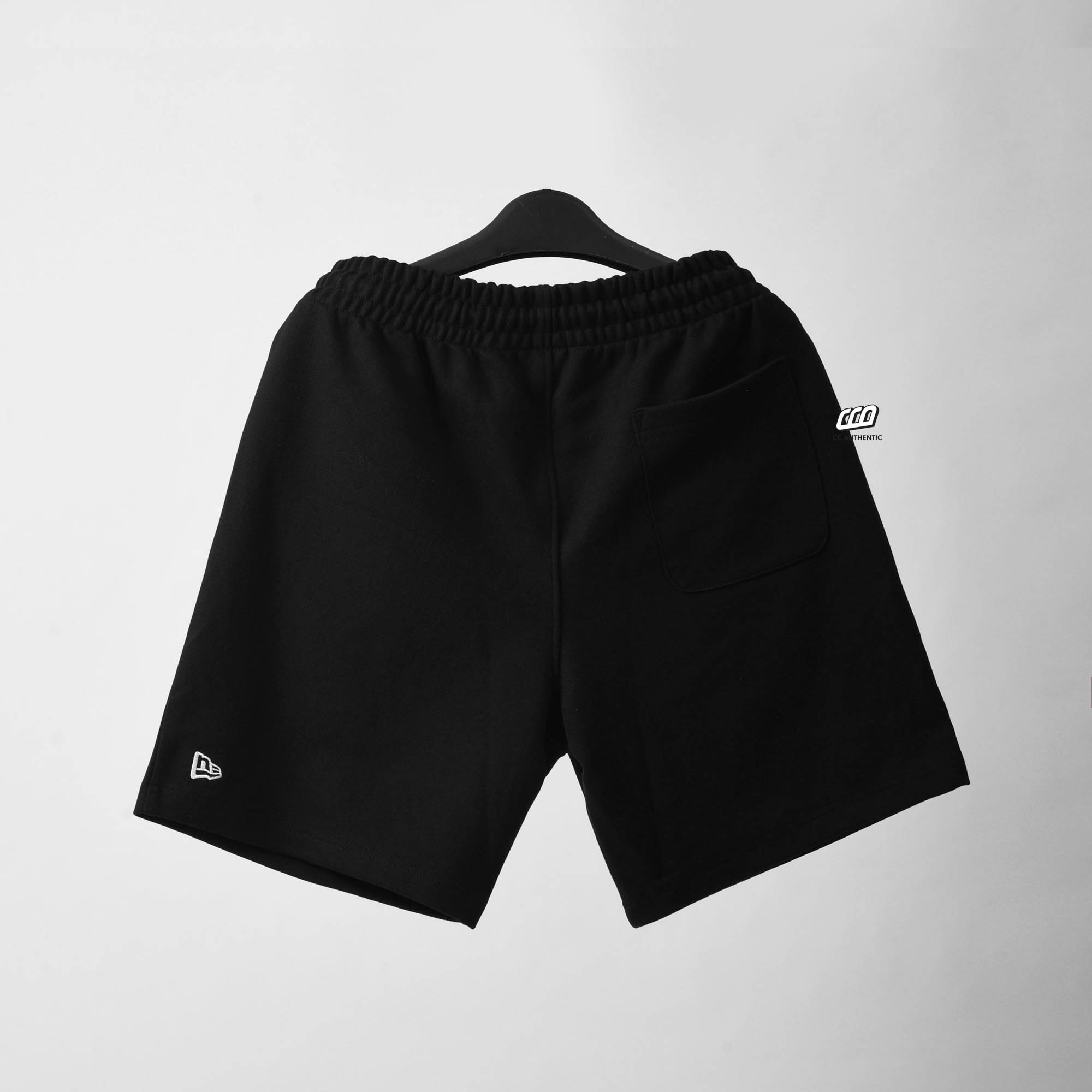 NEW ERA ESSENTIAN HALF SHORT - BLACK