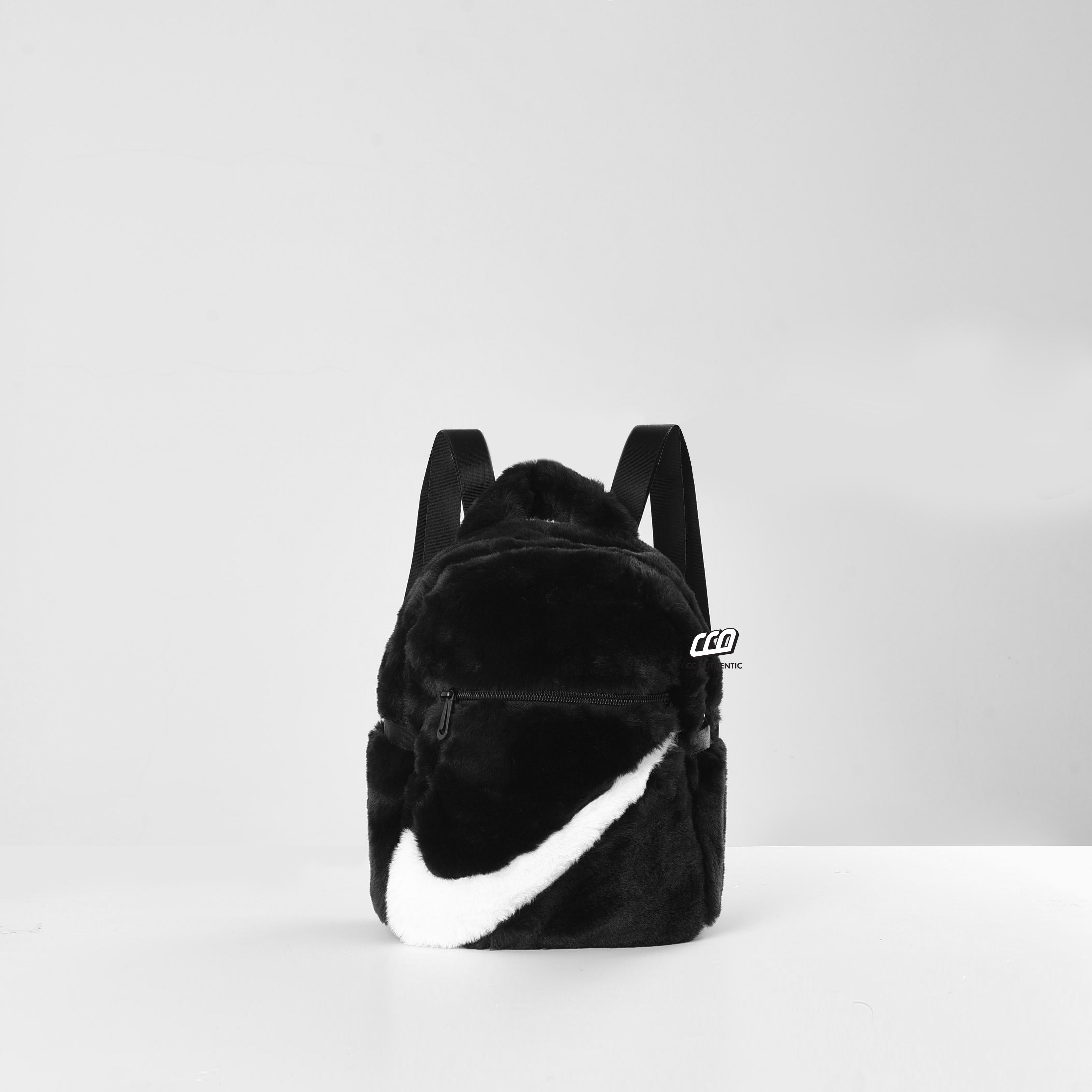 NIKE ESSENTIALS SMALL BAG BACKPACK FLUFFY HOOK - BLACK