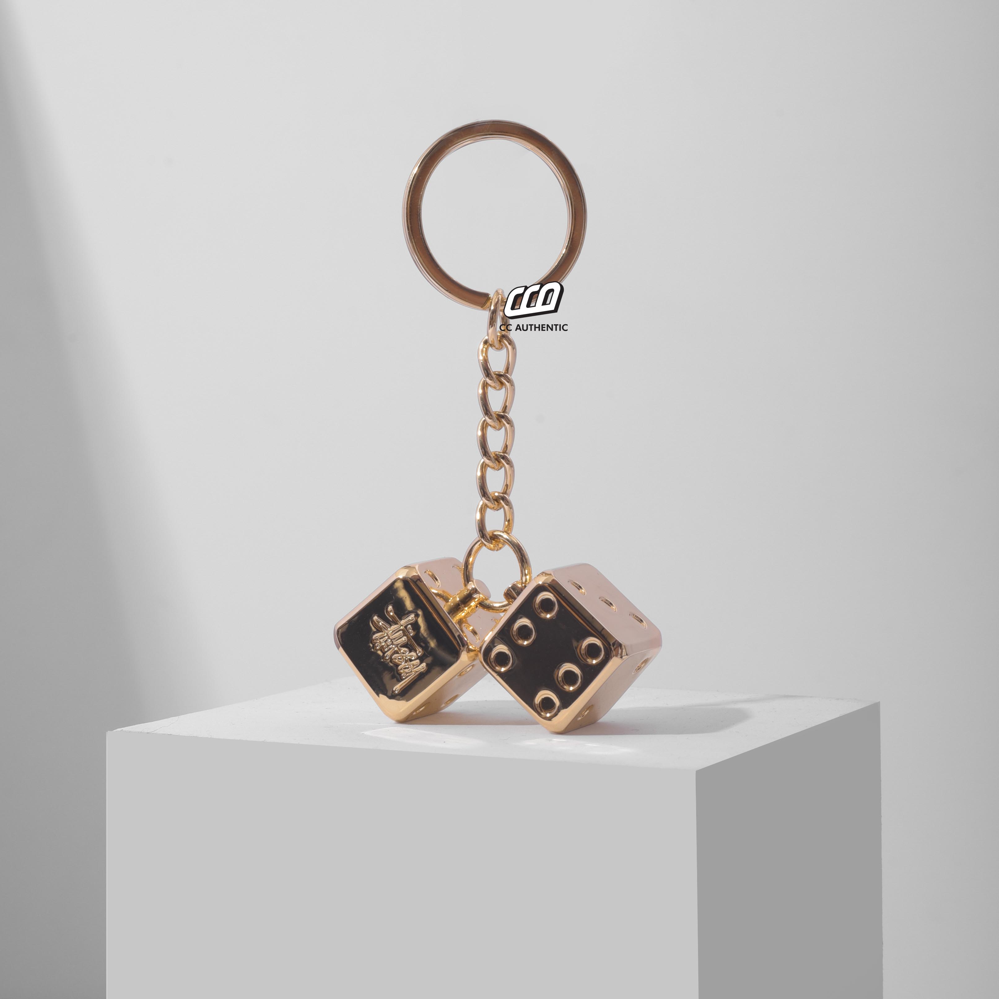 STUSSY METAL DICE KEYCHAIN - GOLD
