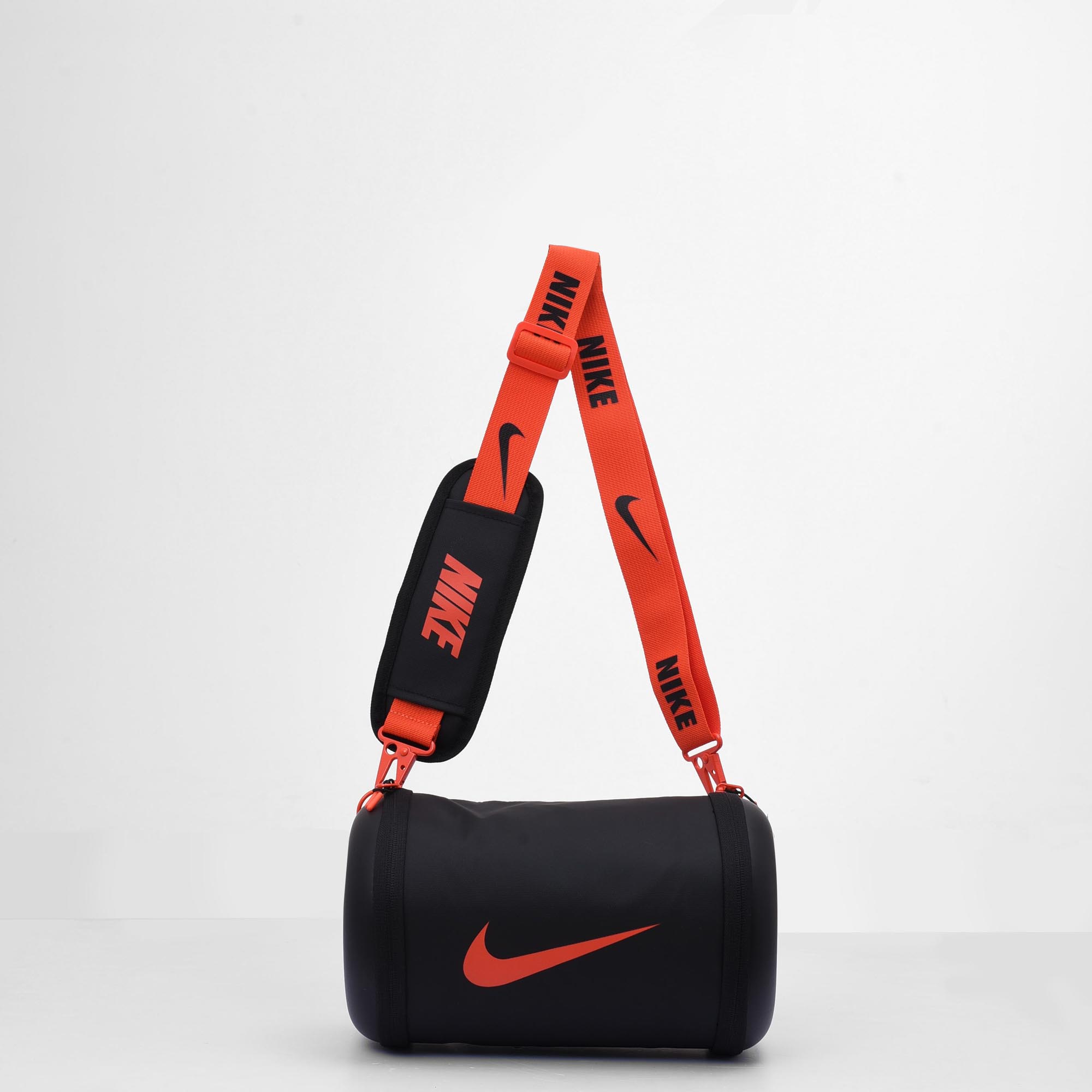NIKE MEMBER DAY LATSEST BUCKET BAG - BLACK