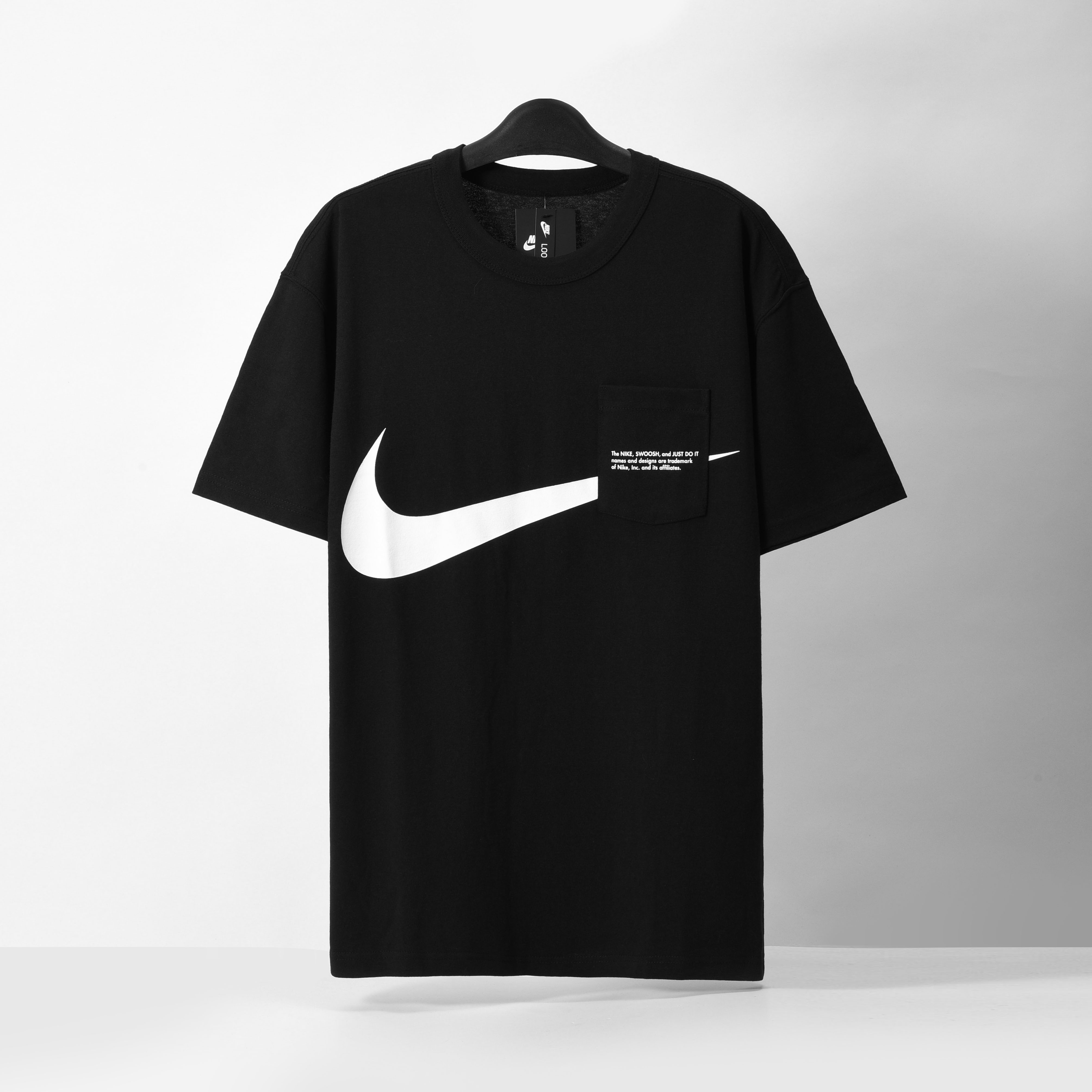 NIKE BIG HOOK POCKET T-SHIRT - BLACK