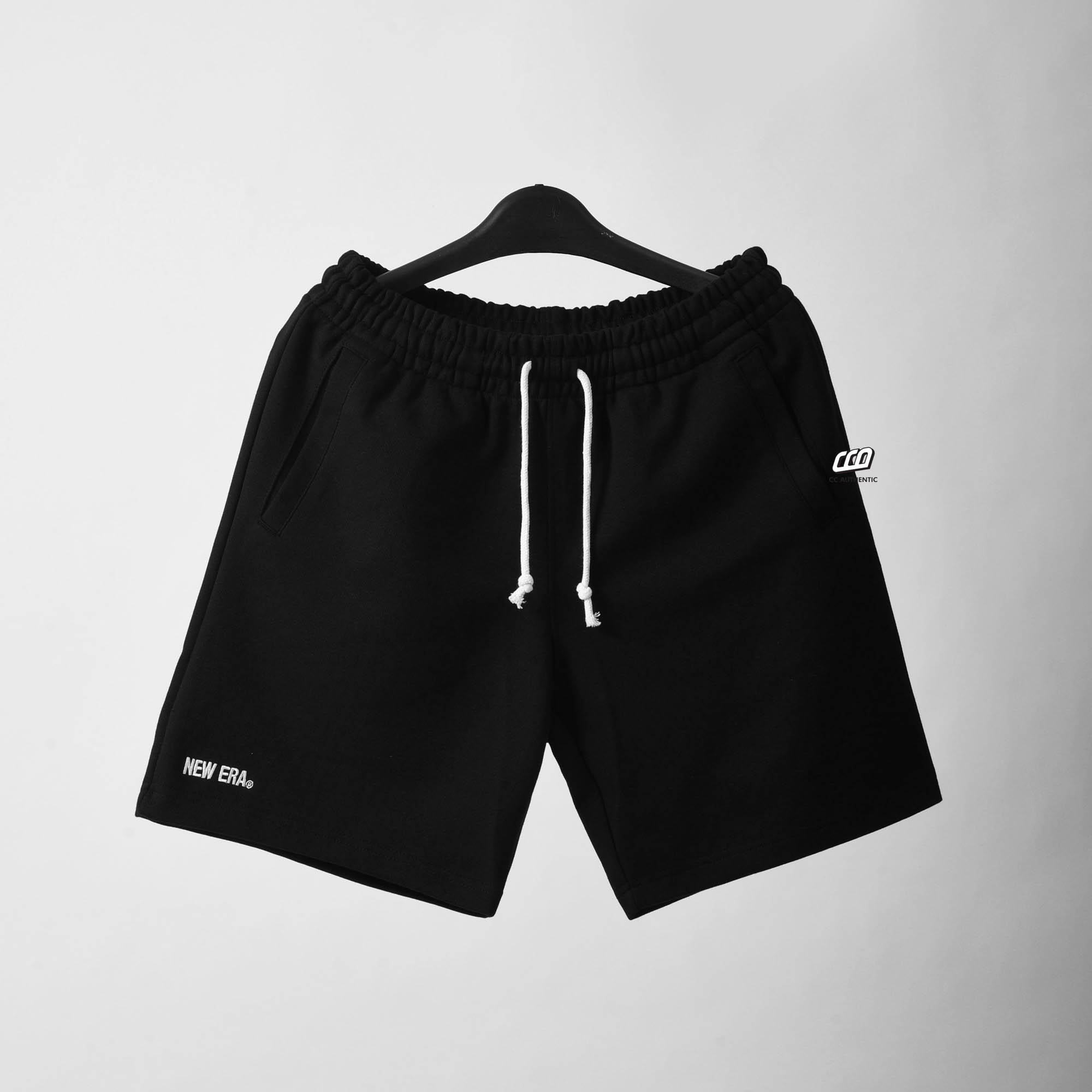 NEW ERA ESSENTIAN HALF SHORT - BLACK