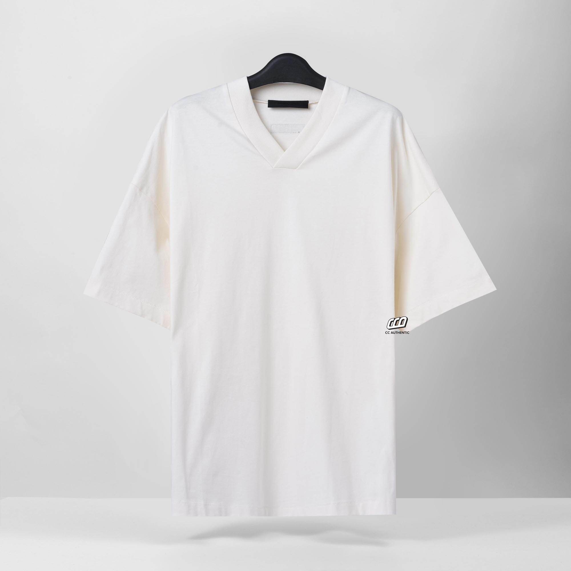 FOG ESSENTIALS V-NECK T-SHIRT - CLOUD DANCER