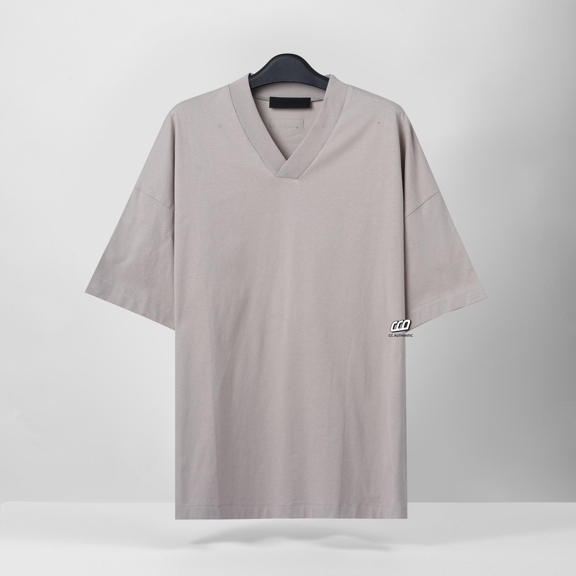 FOG ESSENTIALS V-NECK T-SHIRT - SILVER CLOUD