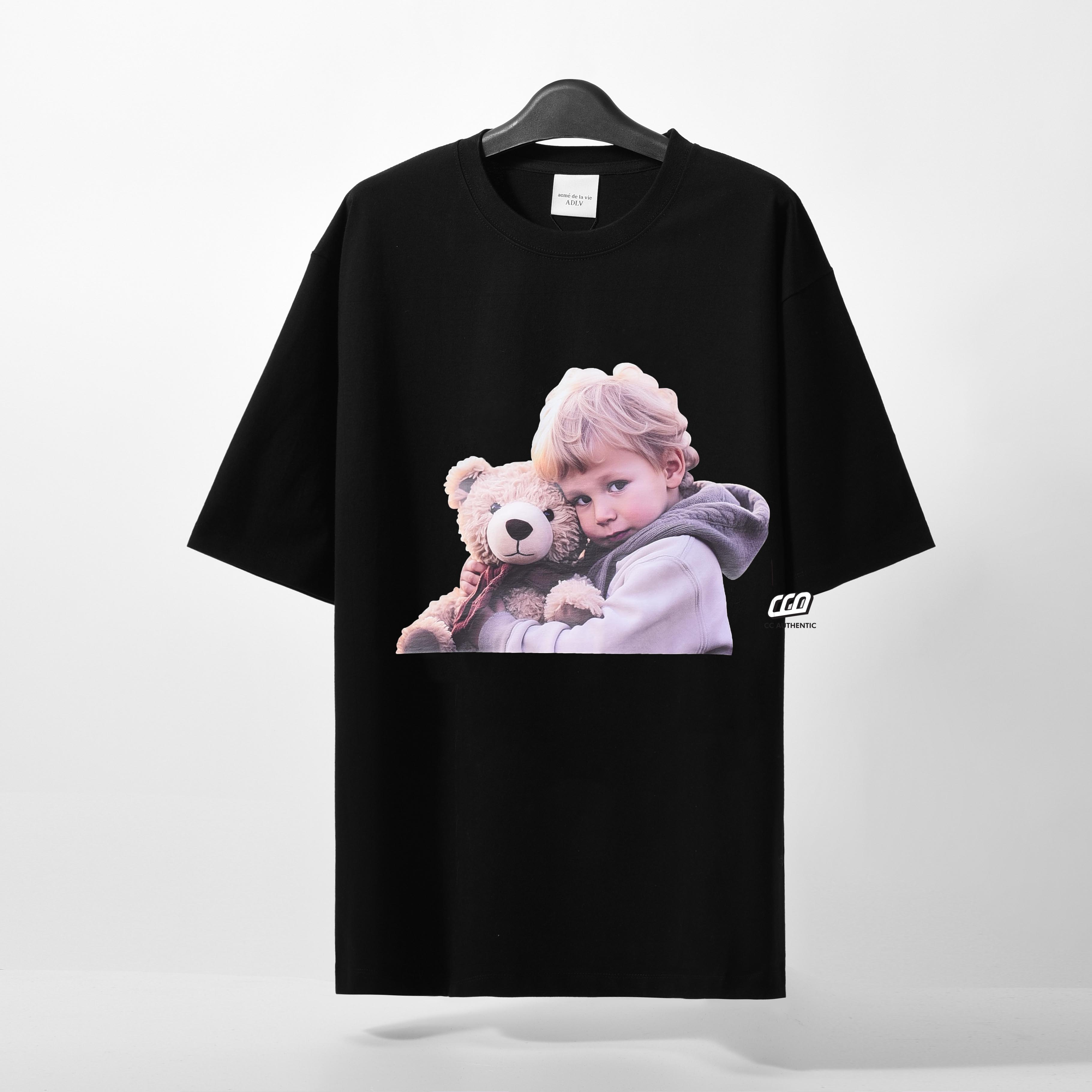ADLV BEAR DOLL HUG T-SHIRT - BLACK