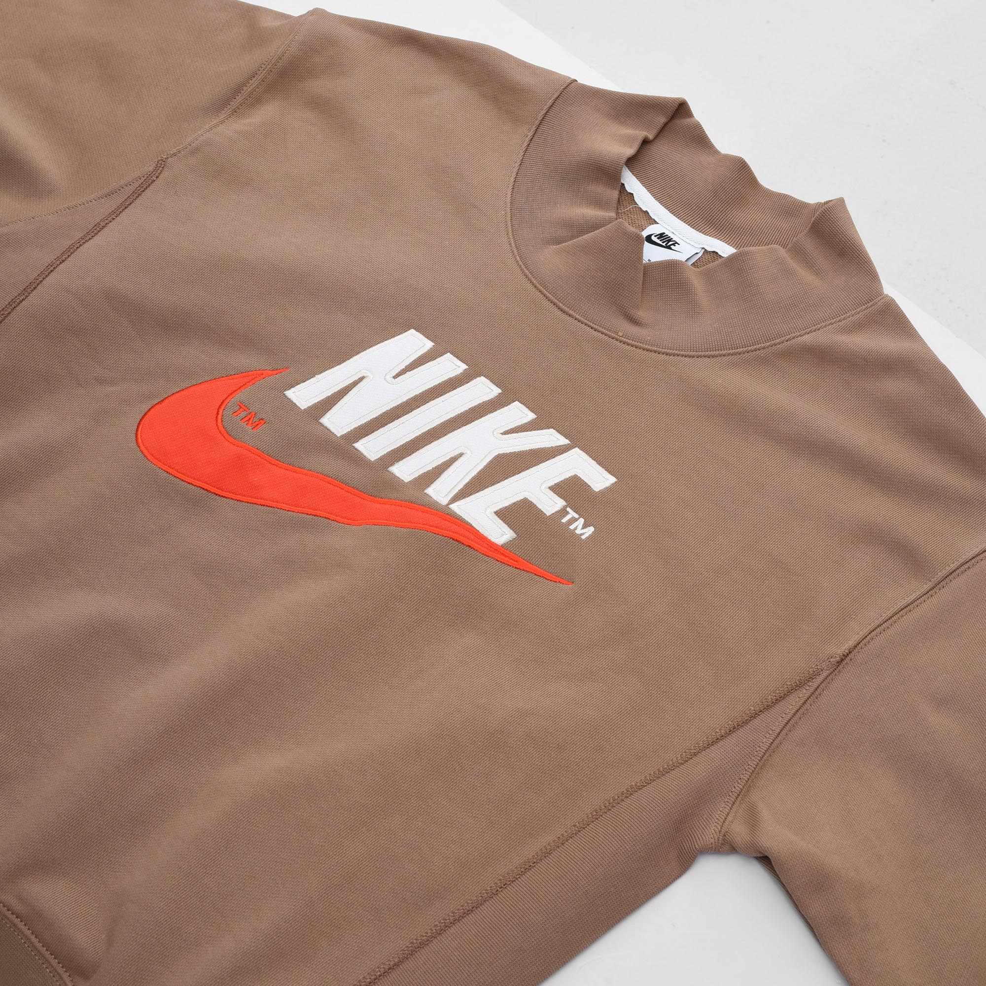 NIKE TREND FLEECE MOCK NECK RETRO LOGO SWEATER - BEIGE