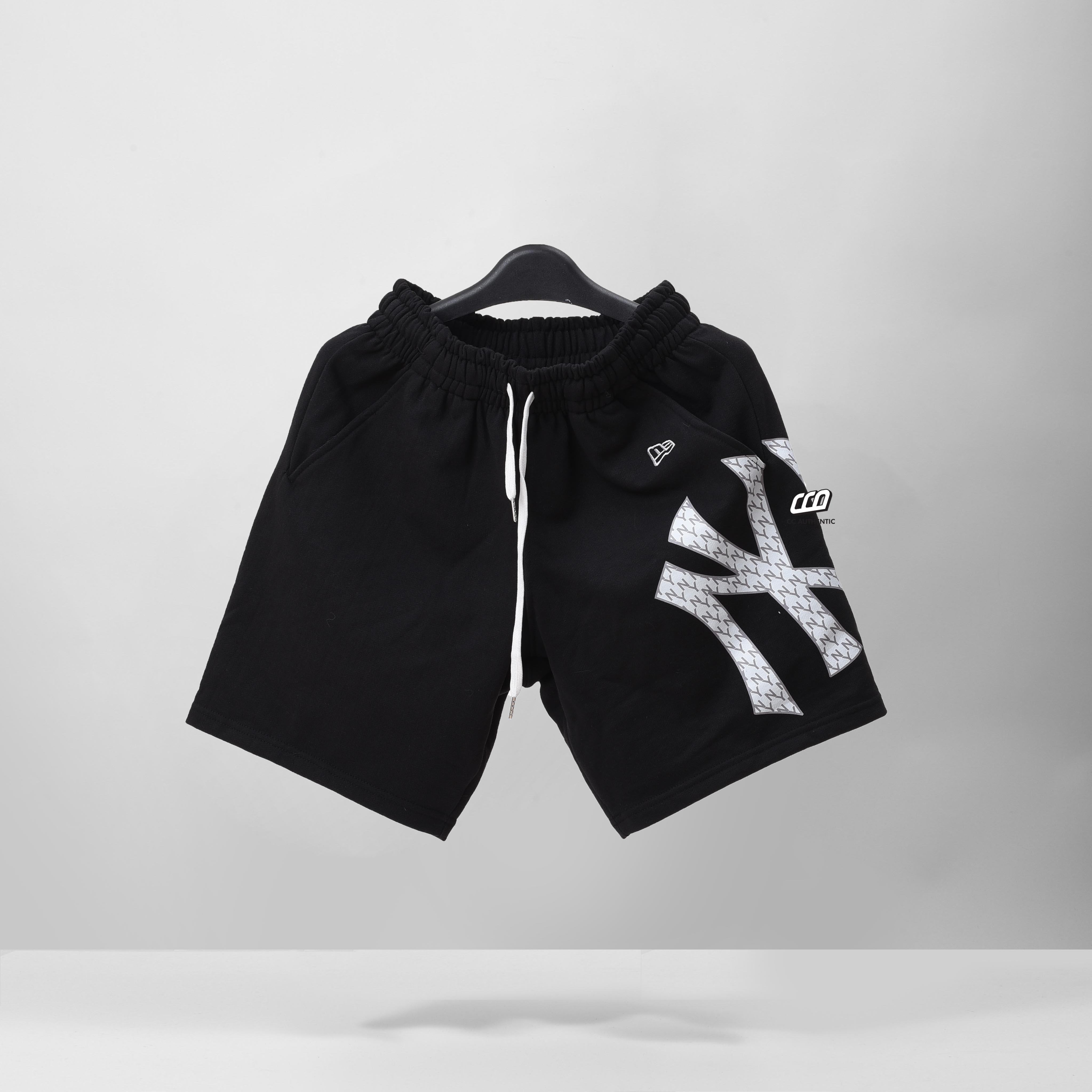 NEW ERA BIG LOGO MONOGRAM SHORT - BLACK