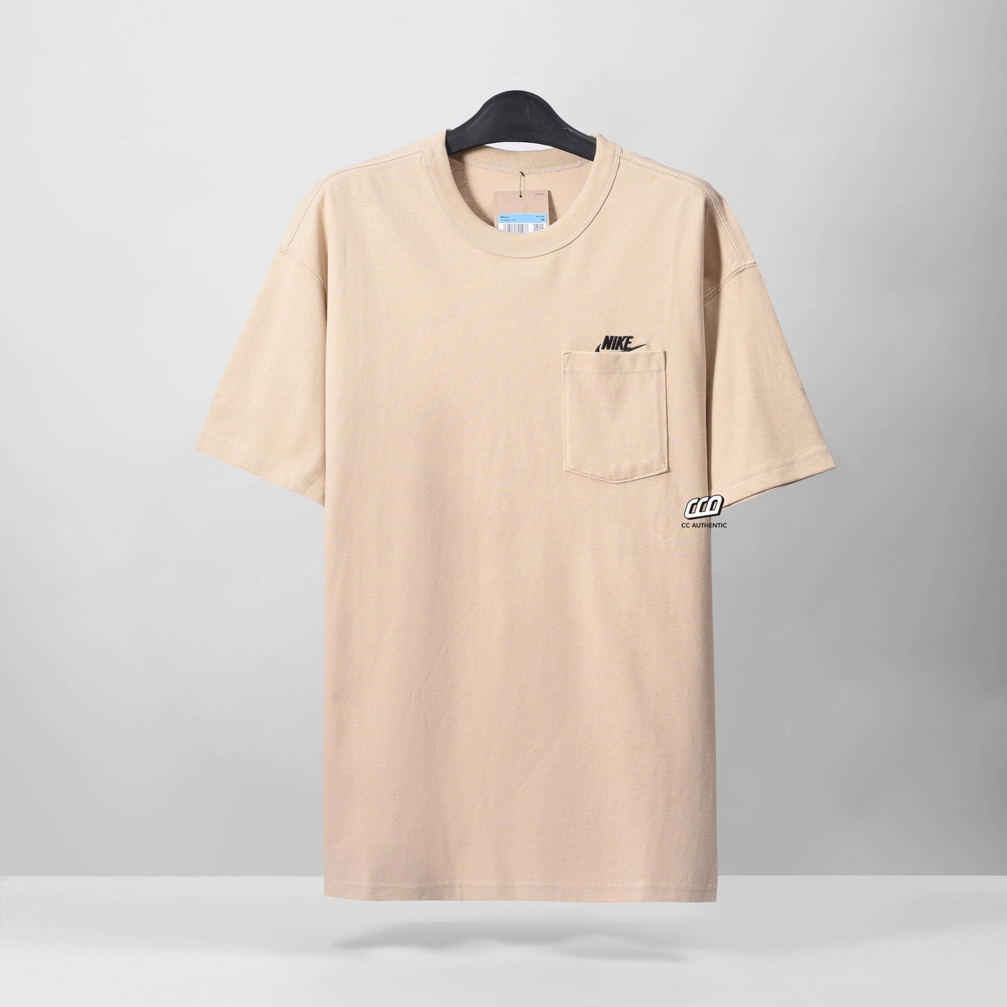 NIKE PREMIUM ESSENTIALS POCKET LOOSE T-SHIRT - SAND