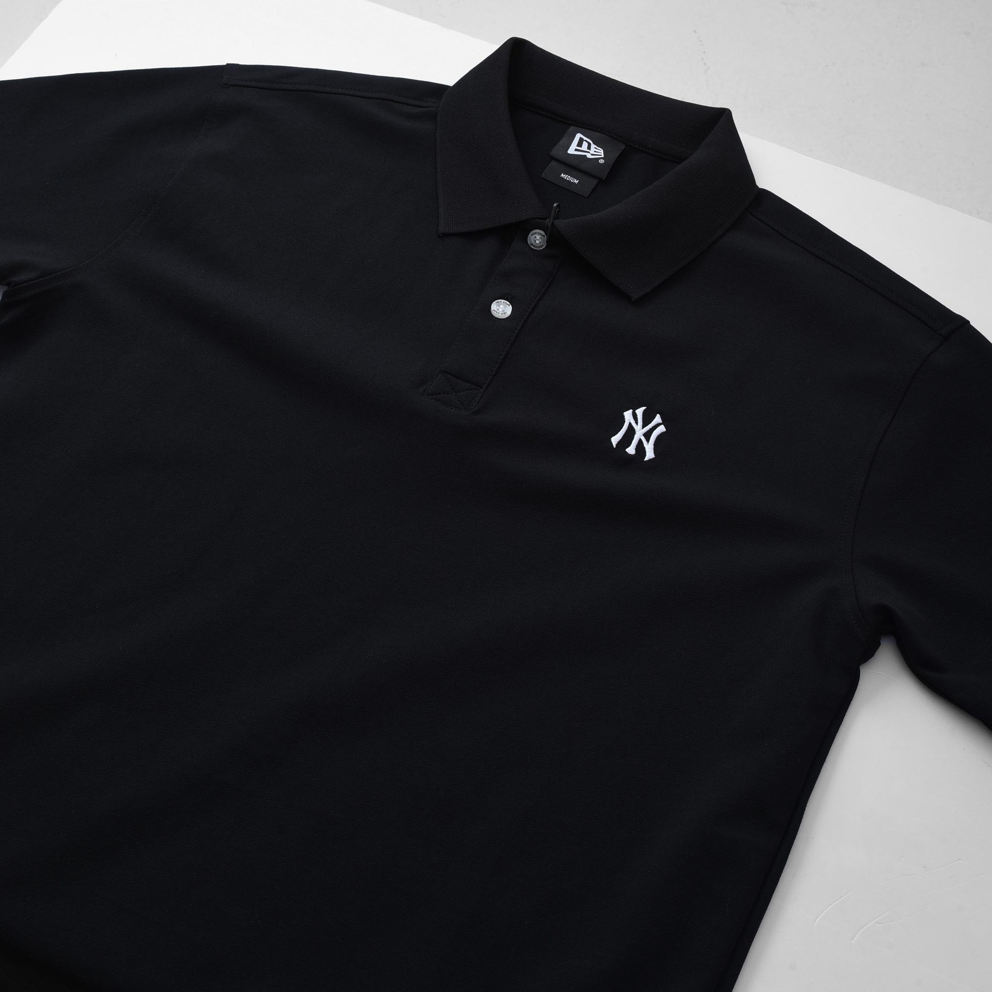 NEW ERA BASIC SMALL LOGO POLO SHIRT - BLACK