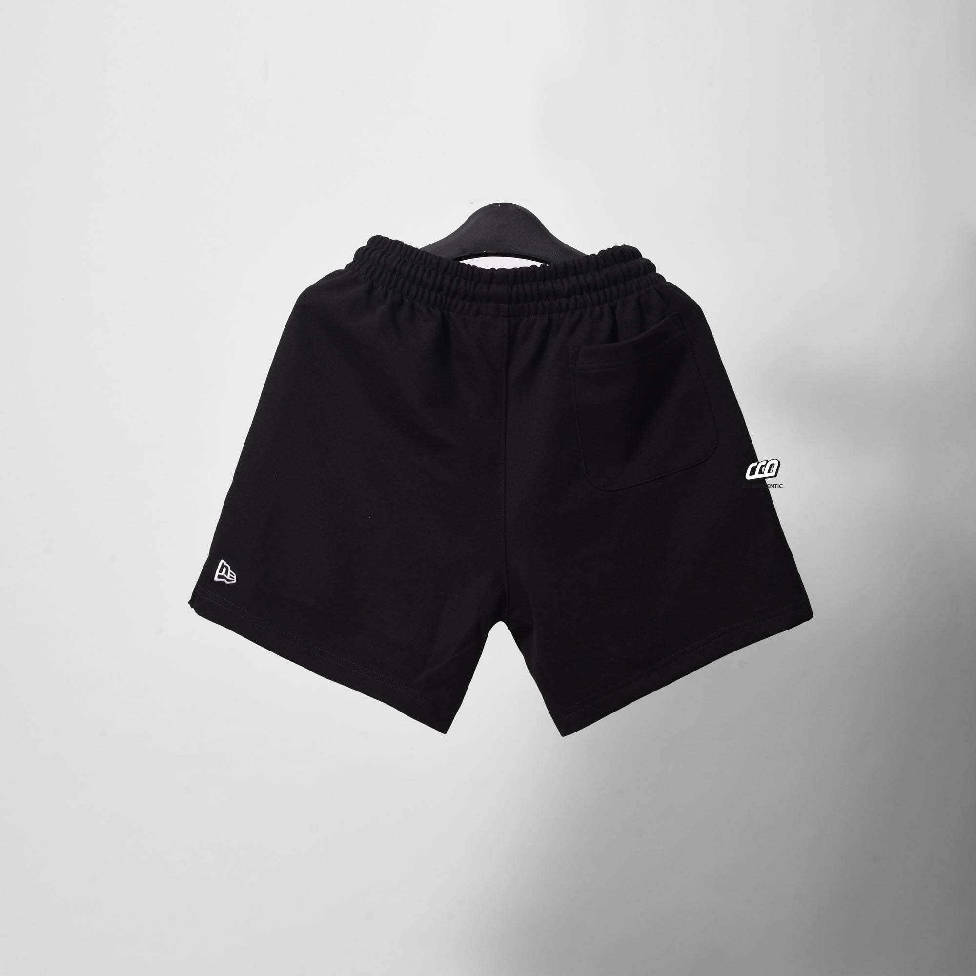 NEW ERA SET UP SHORT - BLACK