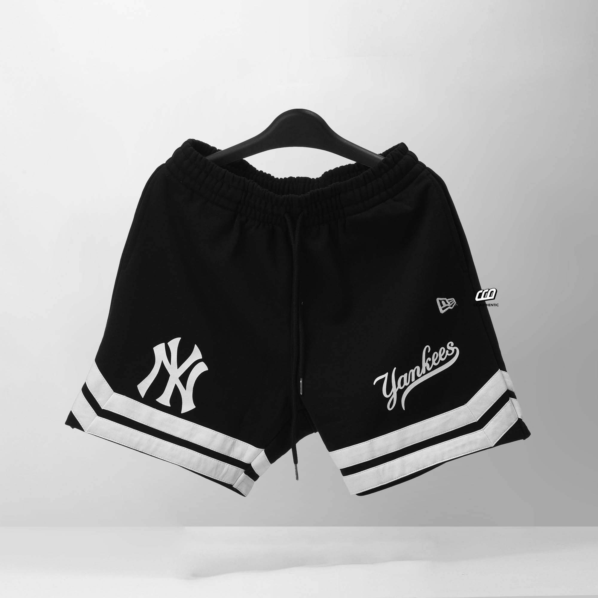 NEW ERA STRIPES YK SHORT - BLACK