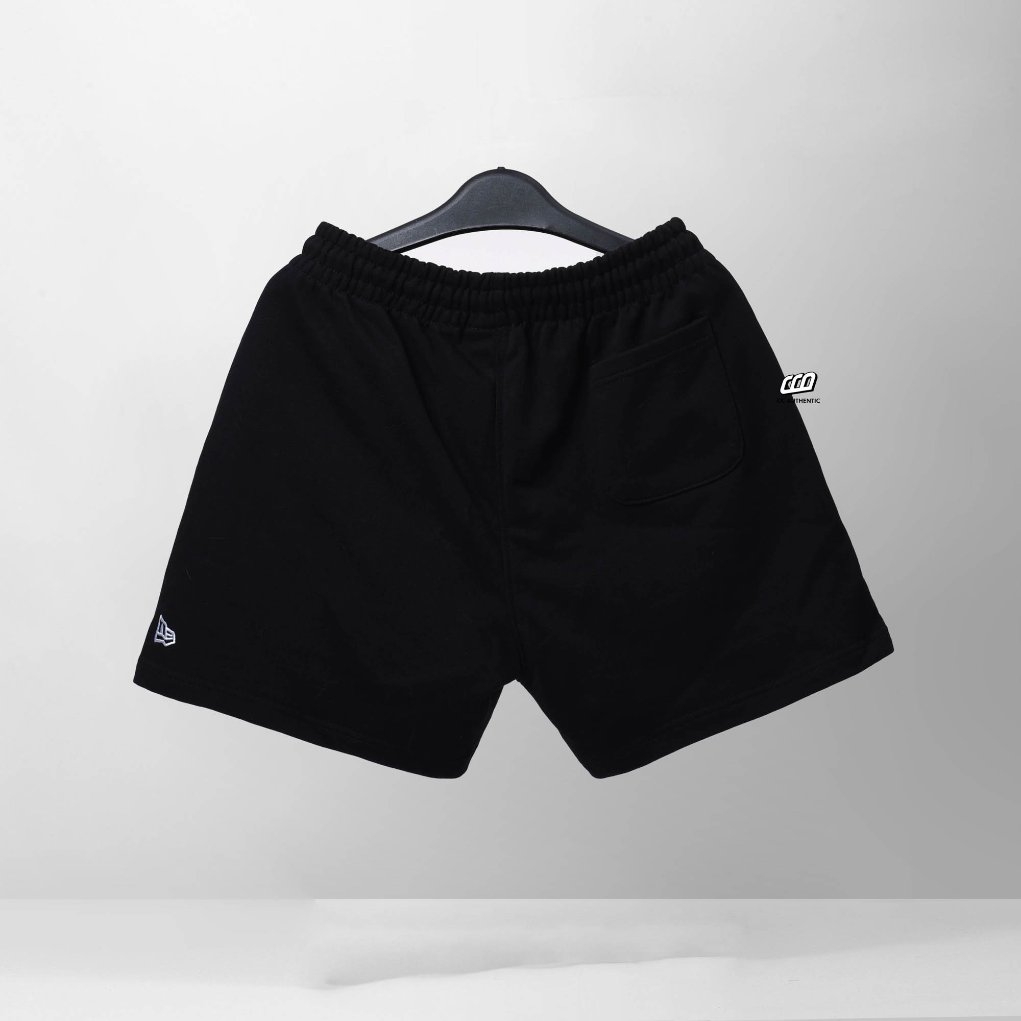 NEW ERA BASKETBALL SHORT - BLACK