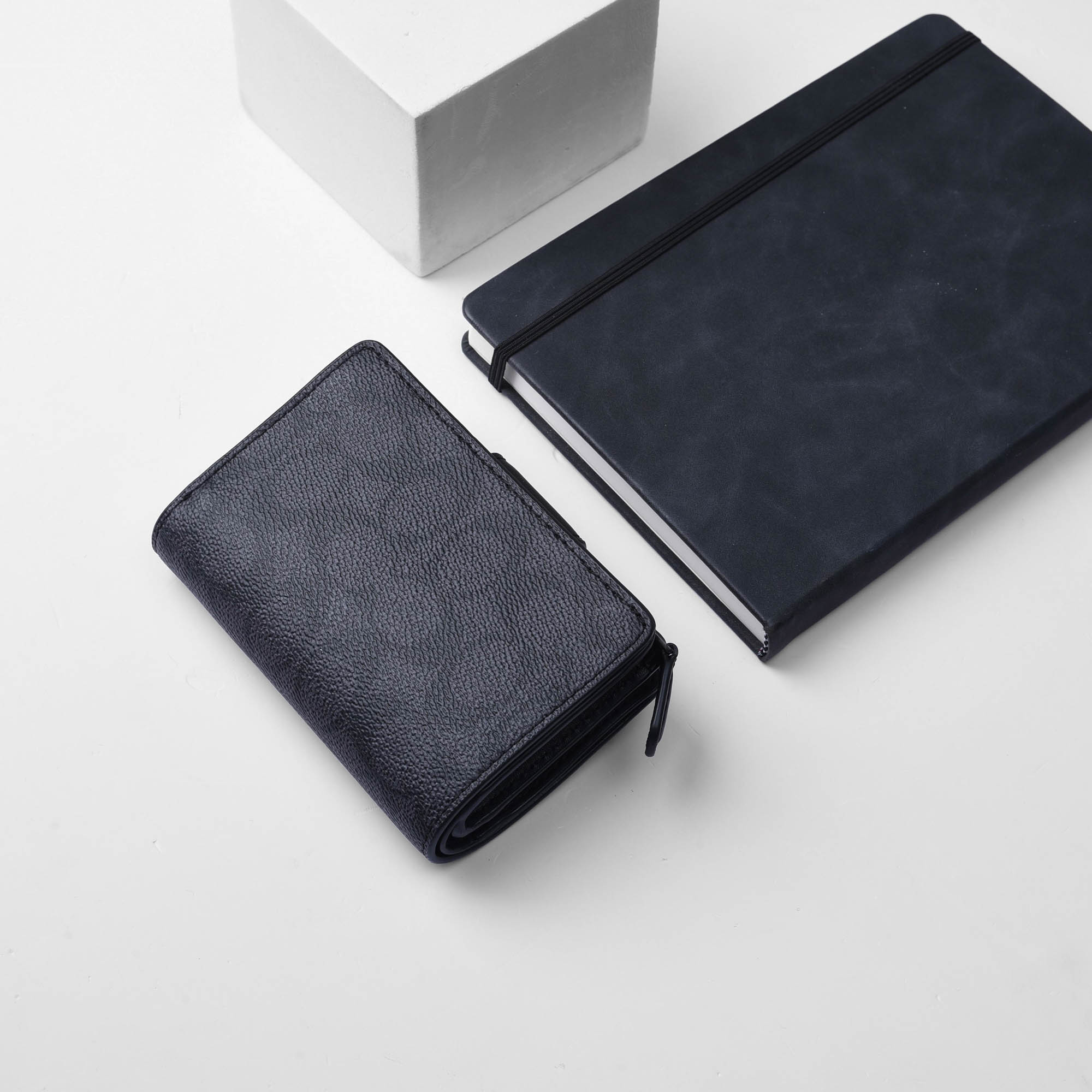 COACH SIGNATURE CORNER MEDIUM ZIP WALLET - BLACK