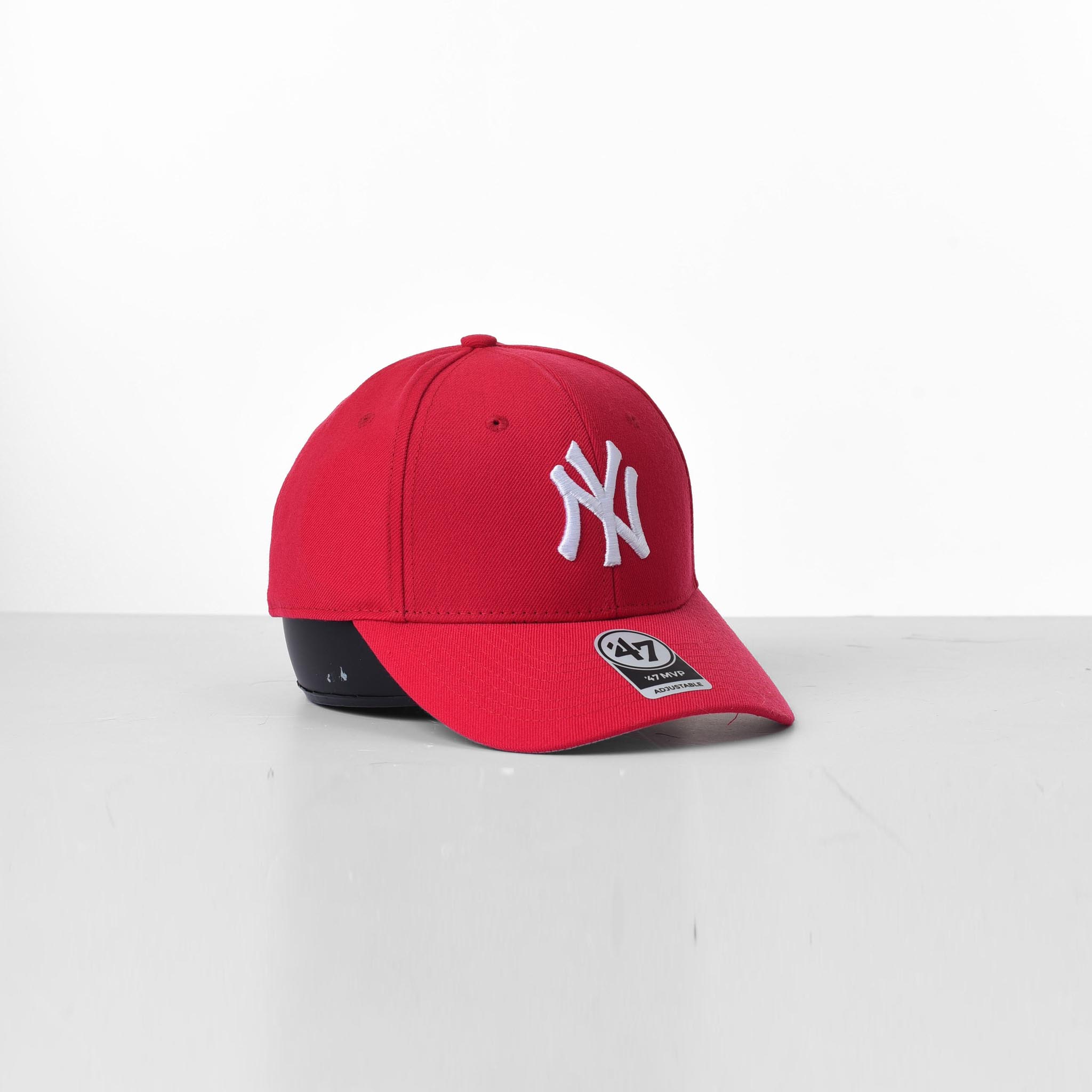 47 NY WHITE LOGO CAP - RED