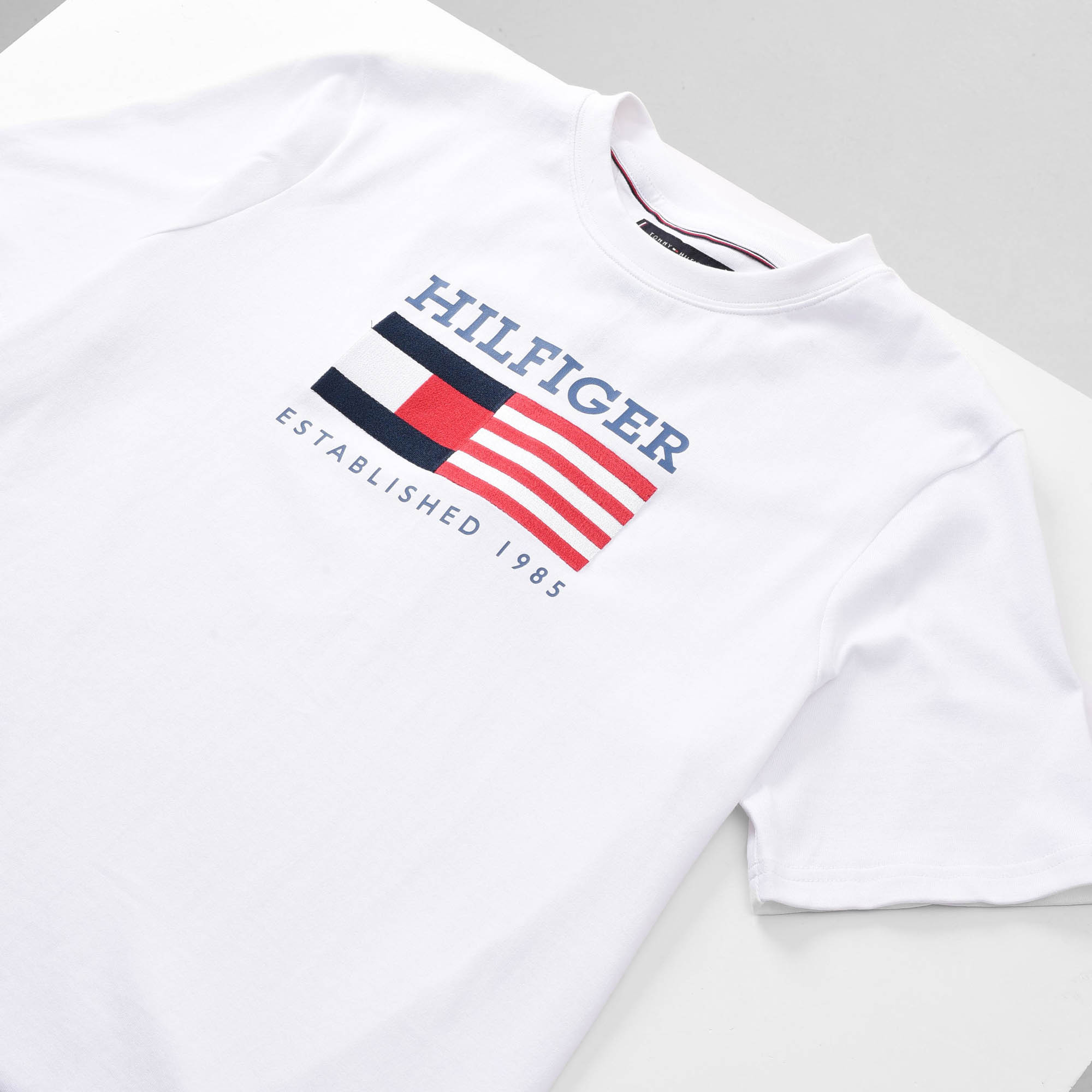 TOMMY HILFIGER AMERICANA FLAG T-SHIRT - WHITE