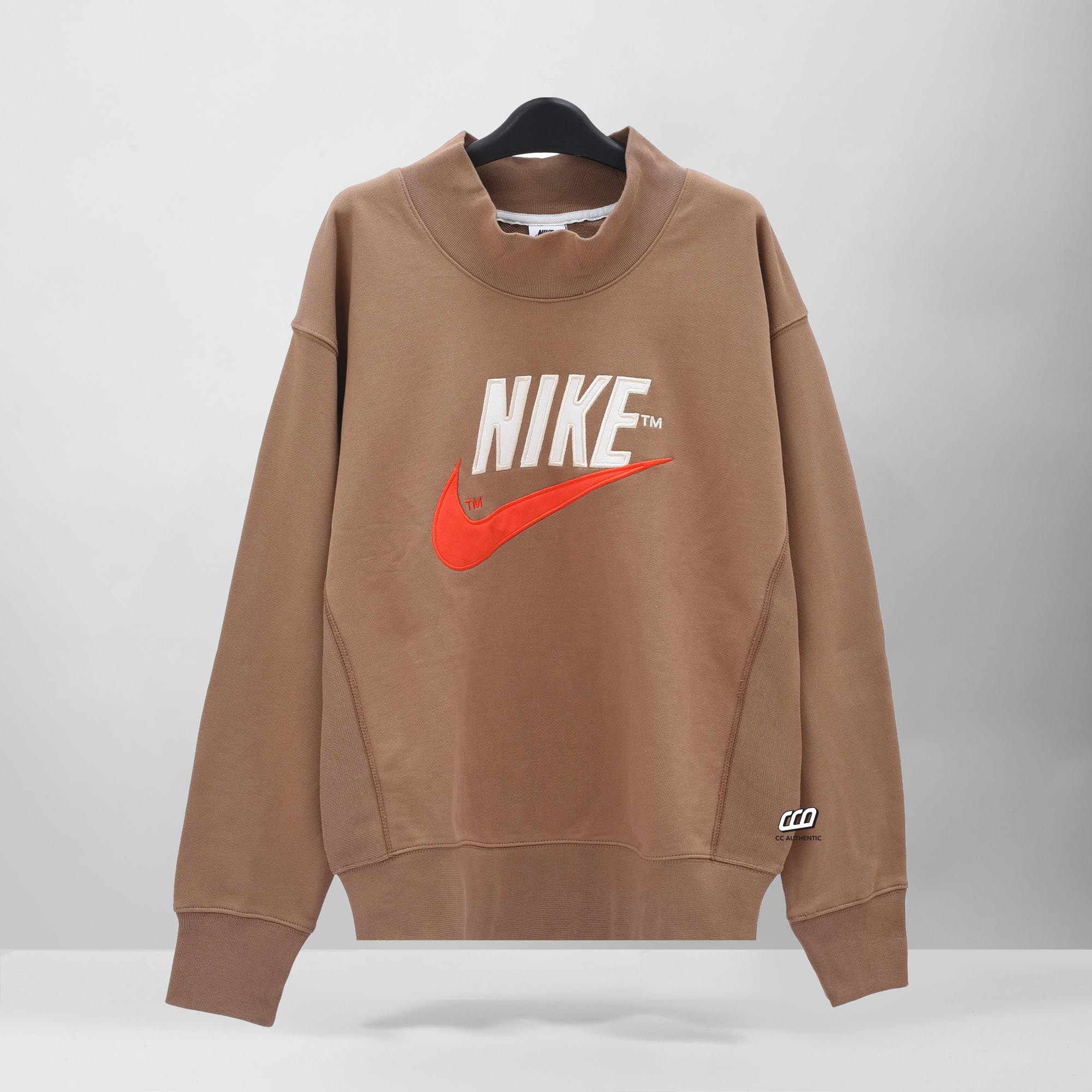 NIKE TREND FLEECE MOCK NECK RETRO LOGO SWEATER - BEIGE