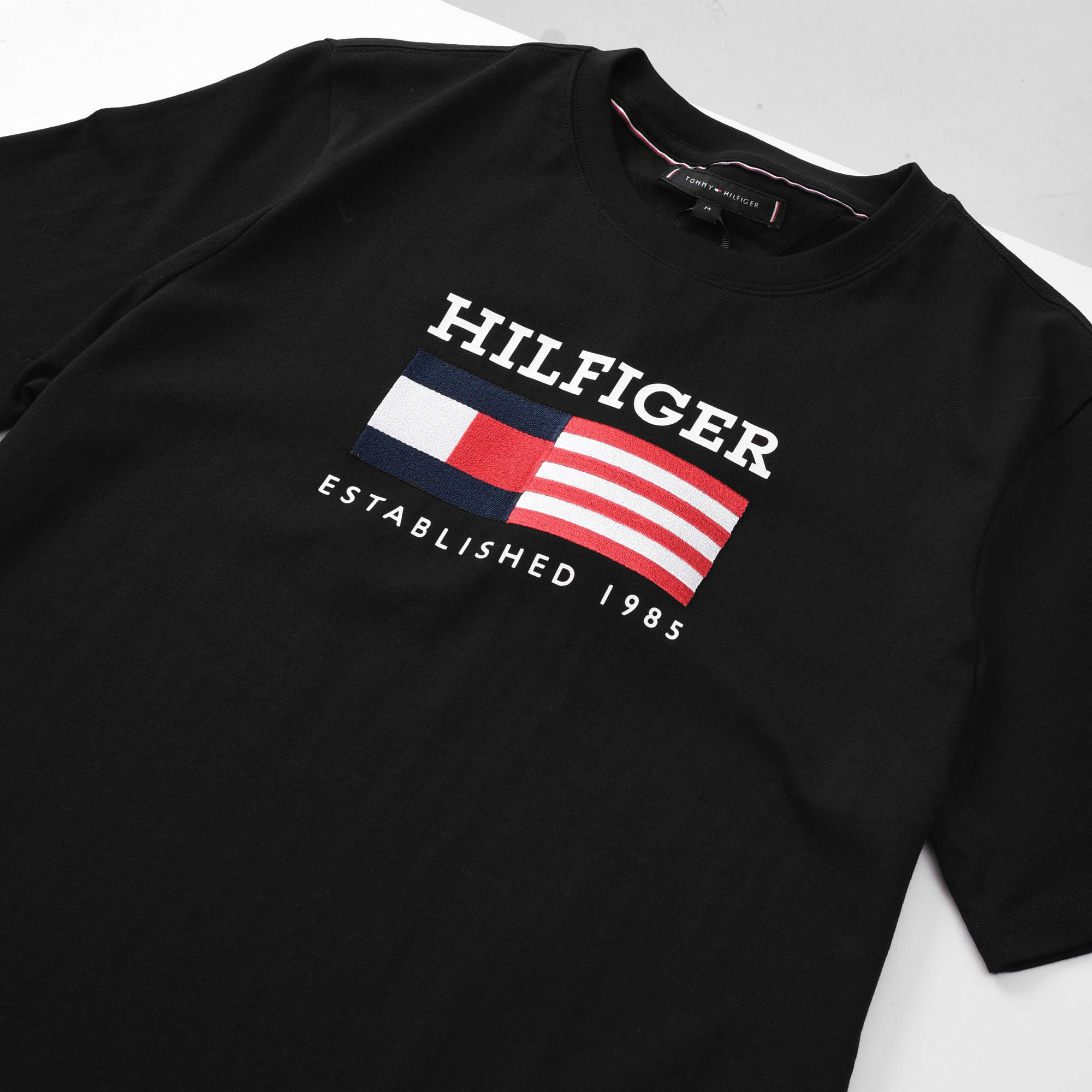 TOMMY HILFIGER AMERICANA FLAG T-SHIRT - BLACK