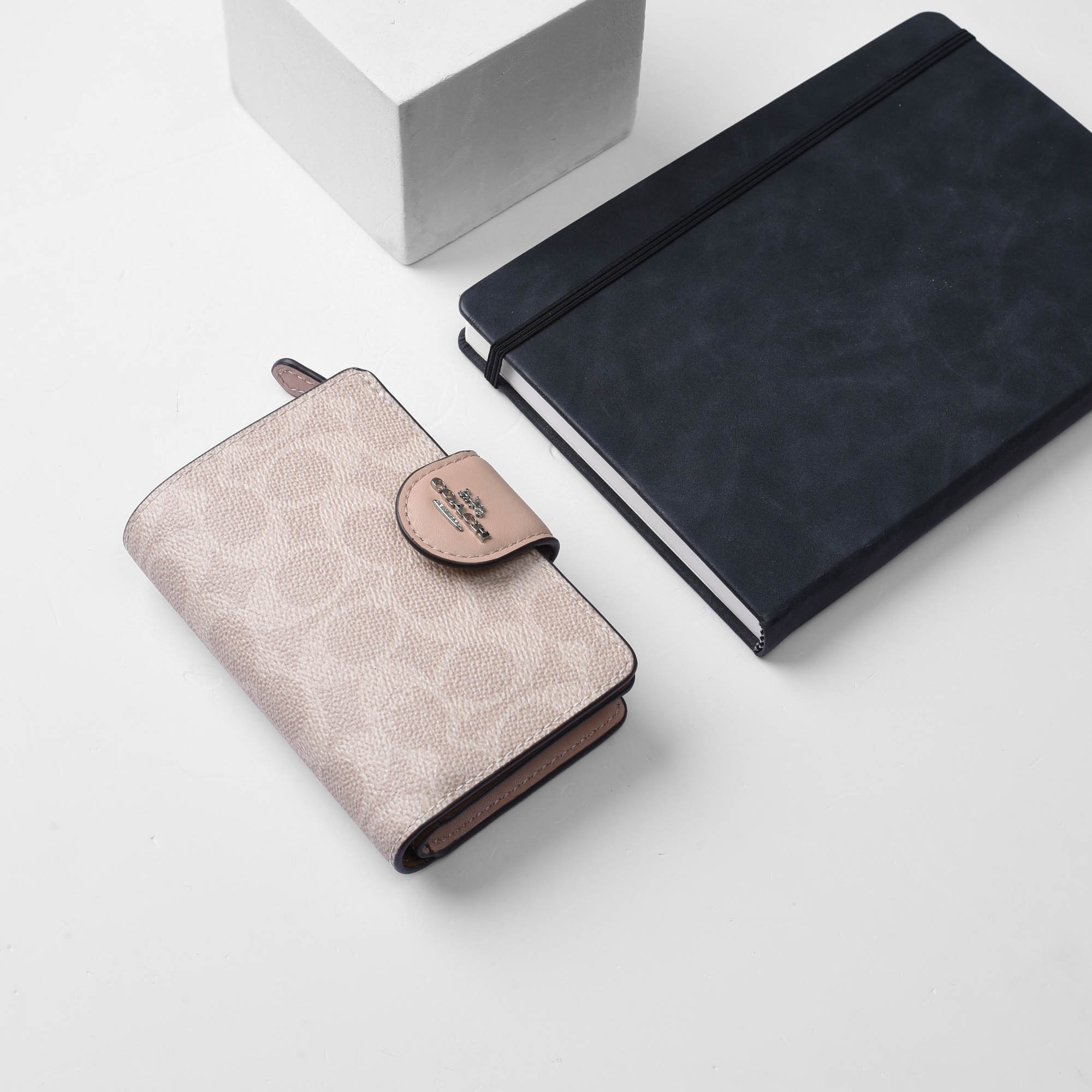 COACH SIGNATURE CORNER MEDIUM ZIP WALLET - SAND