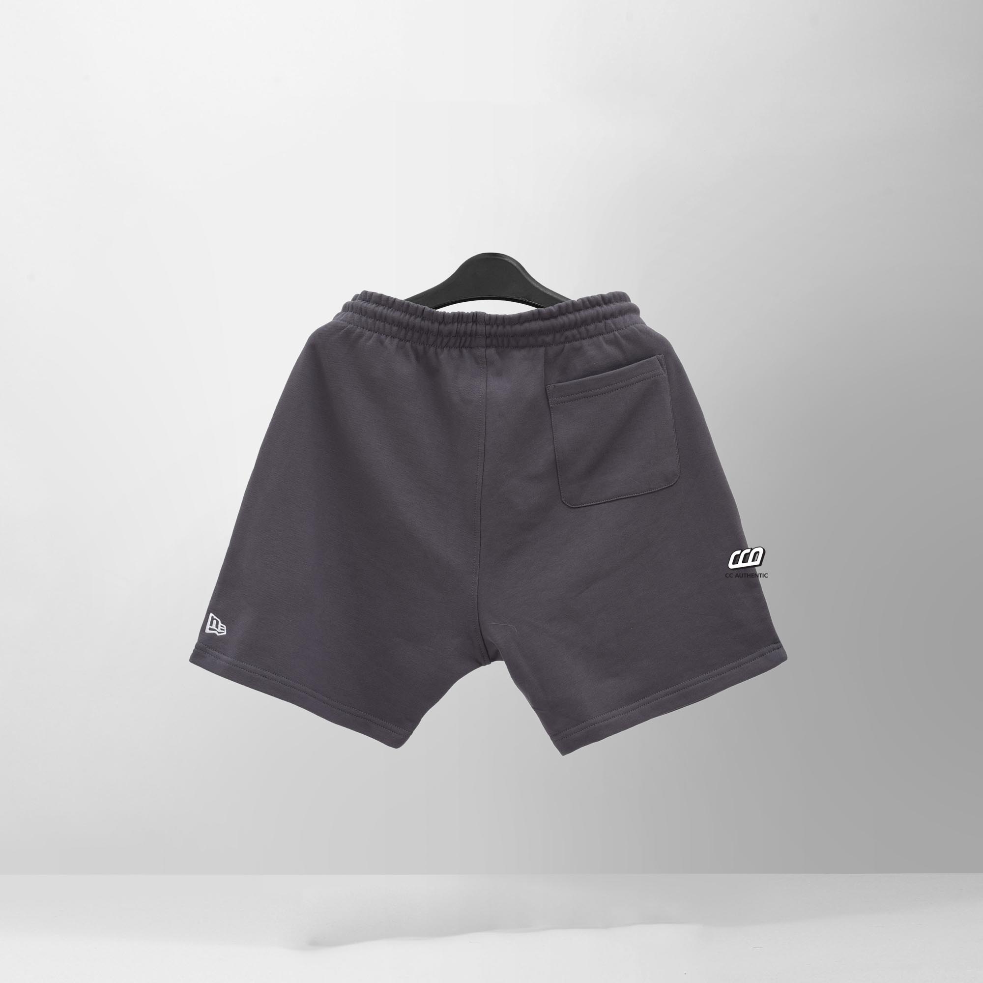 NEW ERA NEYYAN LOGO SHORT - GREY