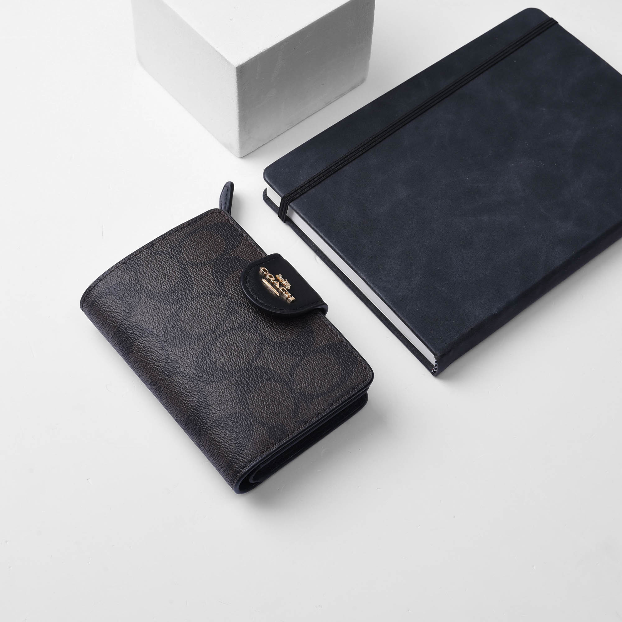 COACH SIGNATURE CORNER MEDIUM ZIP WALLET - DARK BROWN