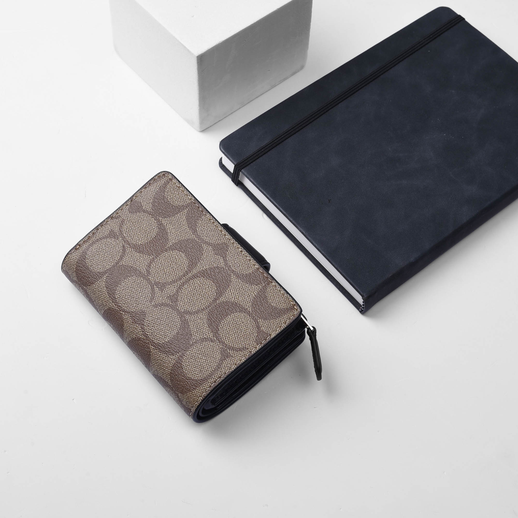 COACH SIGNATURE CORNER MEDIUM ZIP WALLET - BEIGE