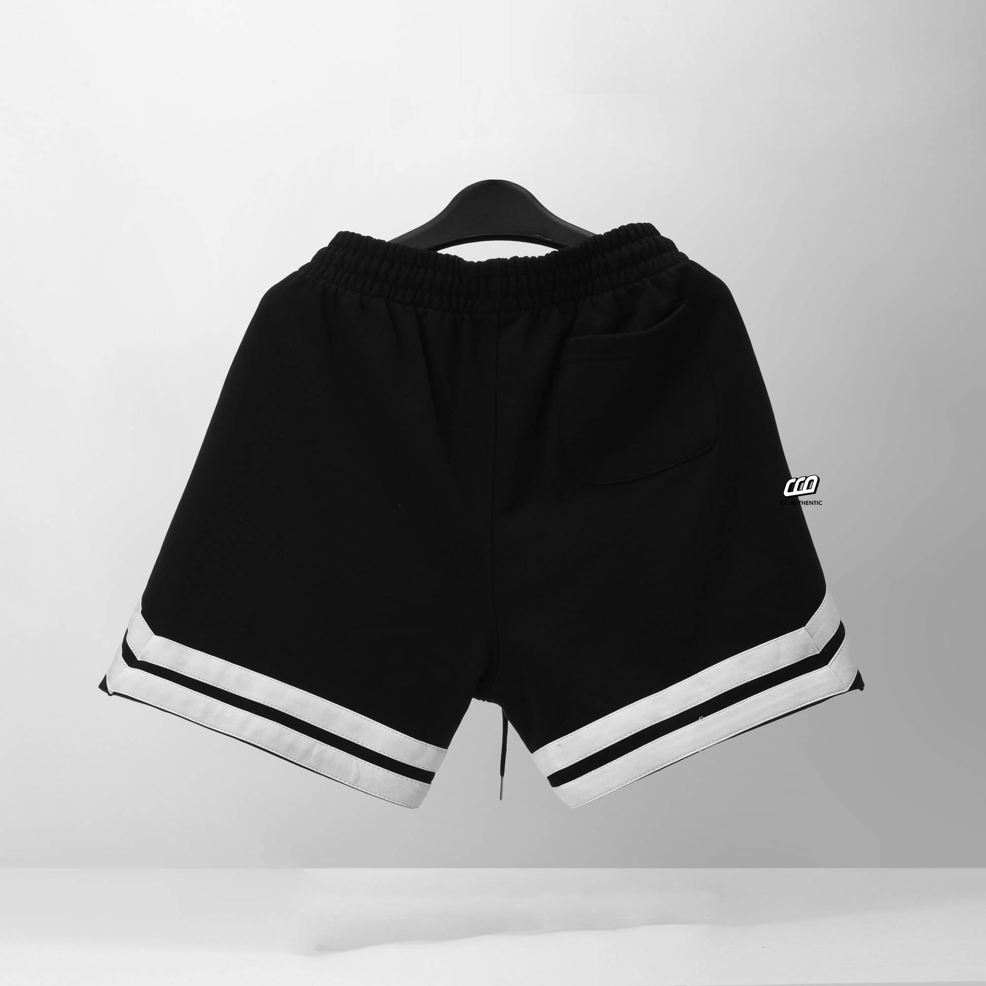 NEW ERA STRIPES YK SHORT - BLACK