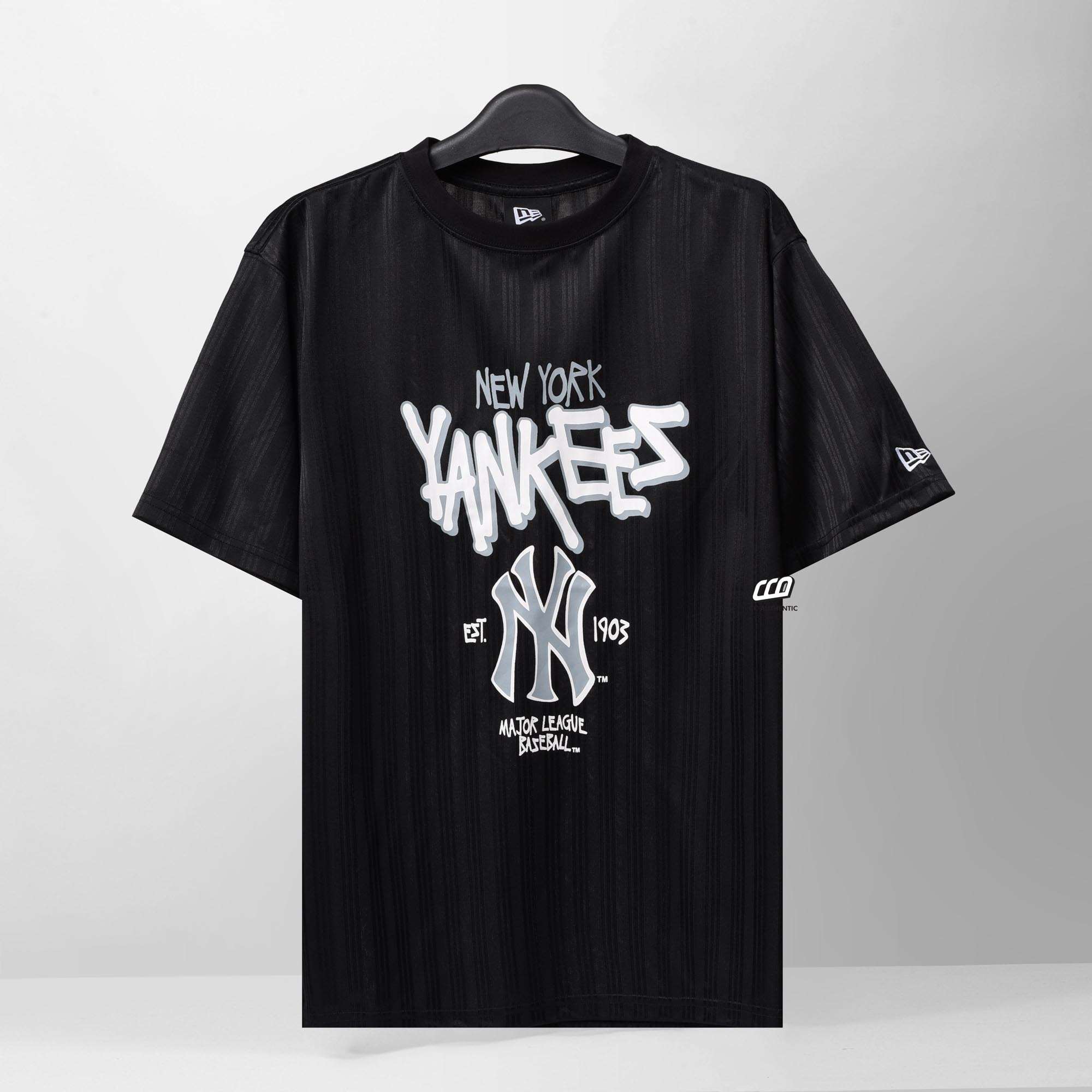 NEW ERA STRIPE SCRPIT T-SHIRT - BLACK