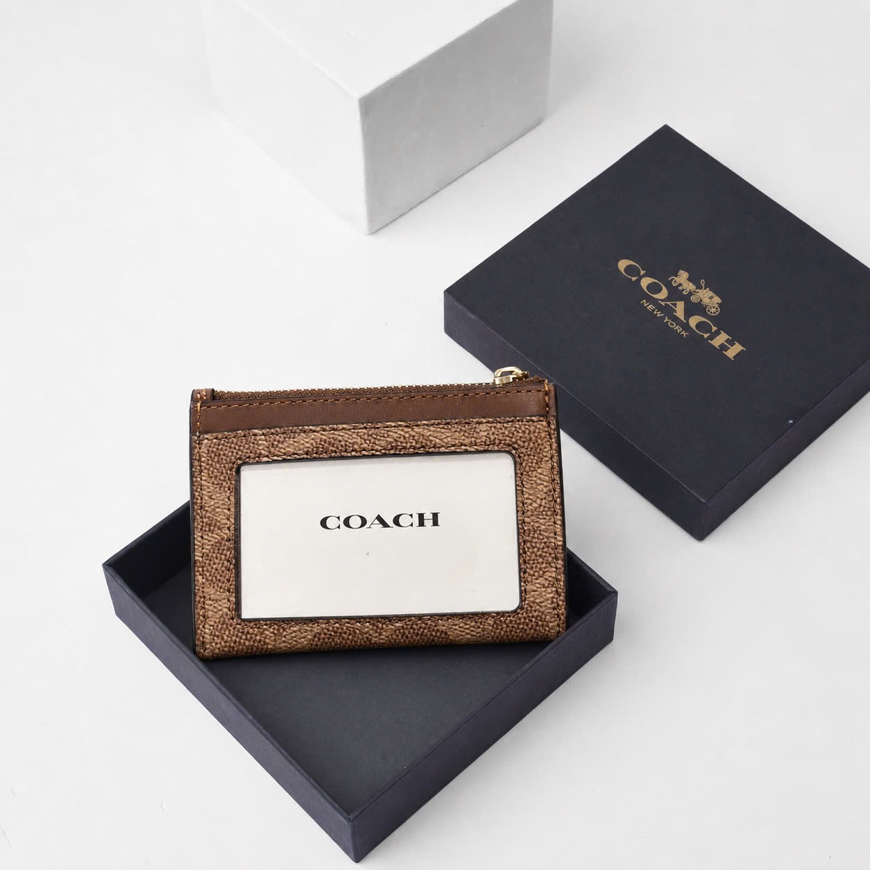 COACH SIGNATURE CANVAS SKINNY ZIP ID CARD - BROWN