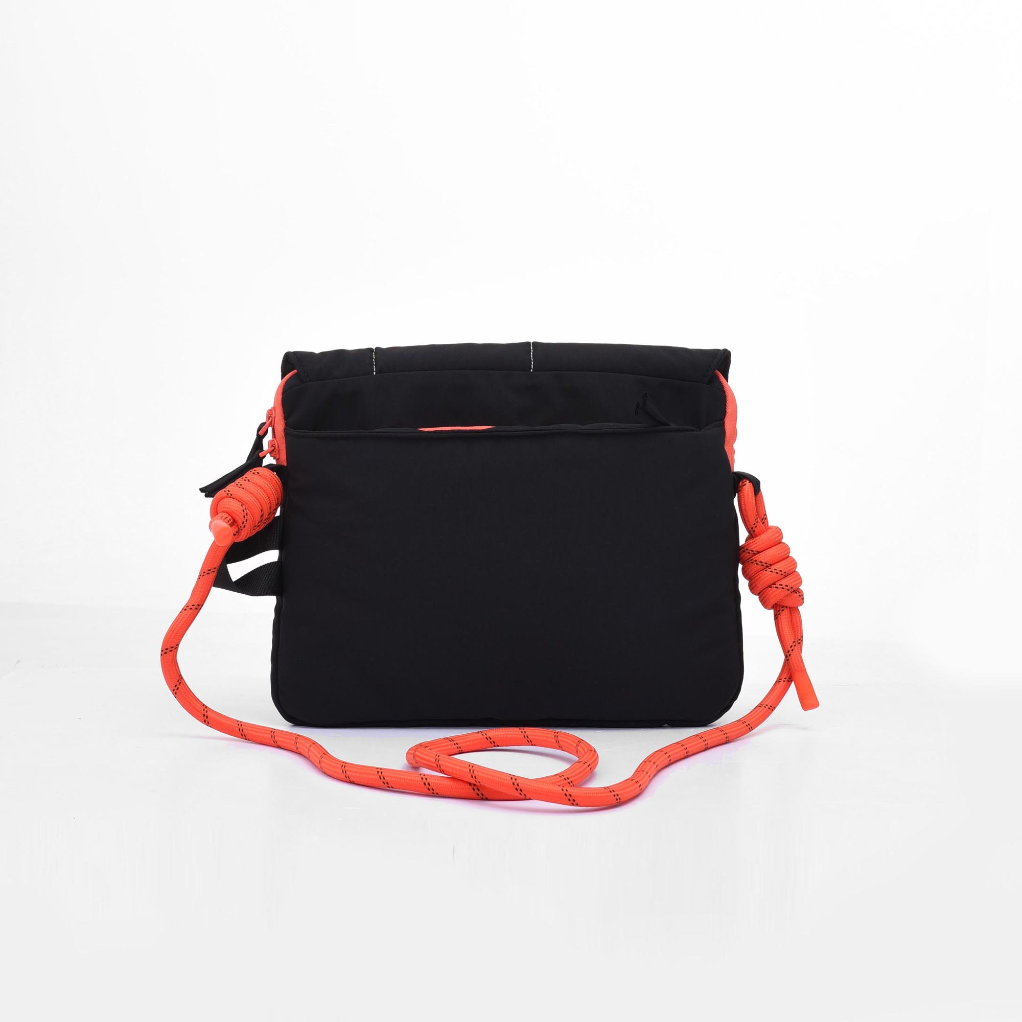 NIKE VIP MEMBER CROSSBAG - BLACK