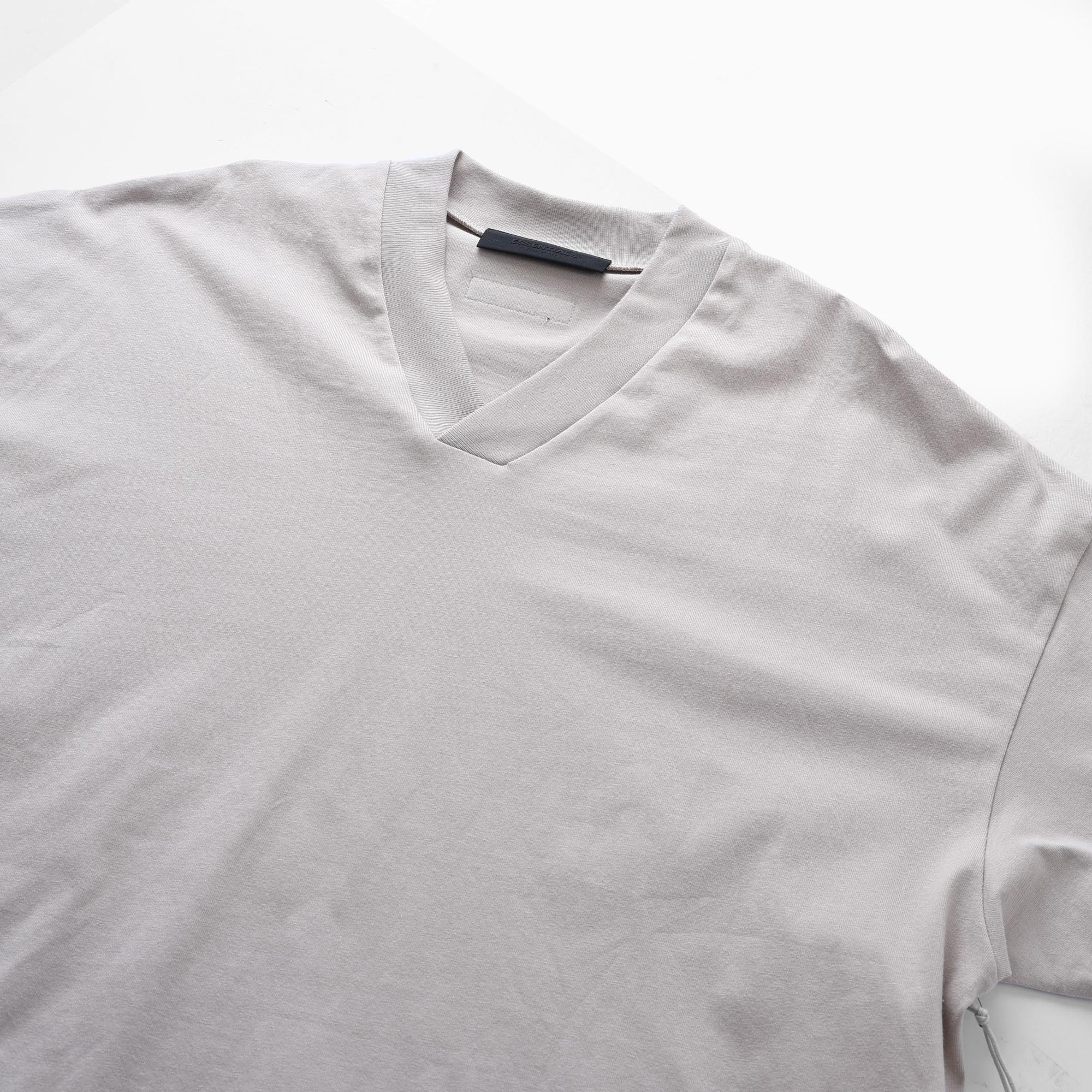 FOG ESSENTIALS V-NECK T-SHIRT - SILVER CLOUD
