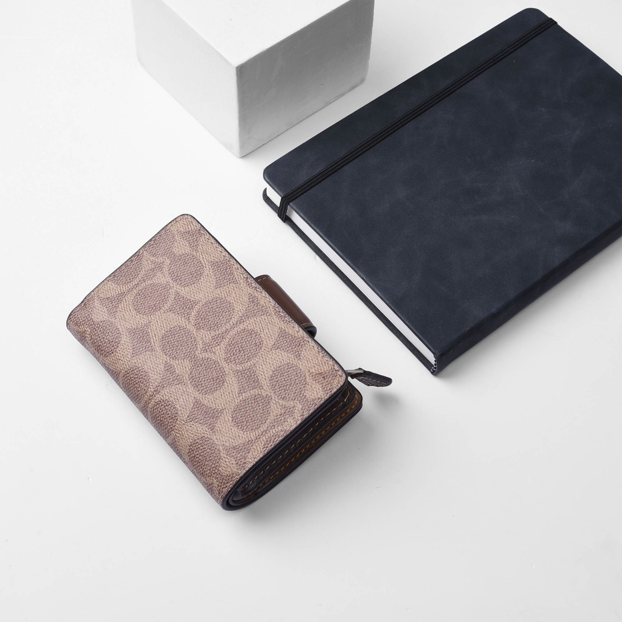 COACH SIGNATURE CORNER MEDIUM ZIP WALLET - BROWN