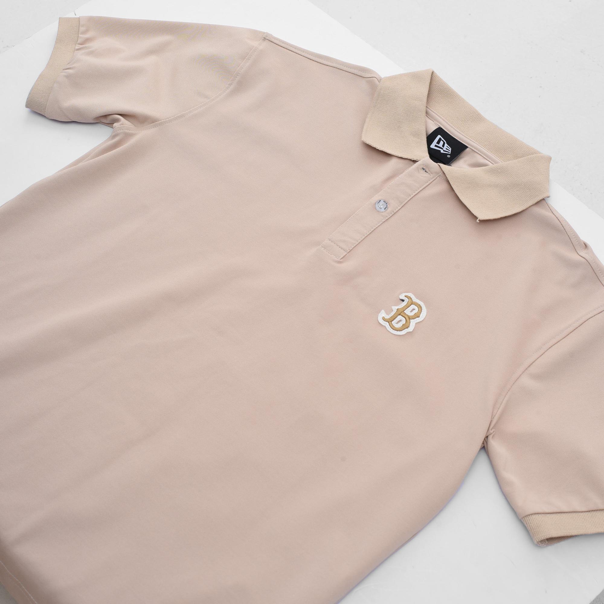 NEW ERA B EMBROI LOGO POLO SHIRT - BEIGE