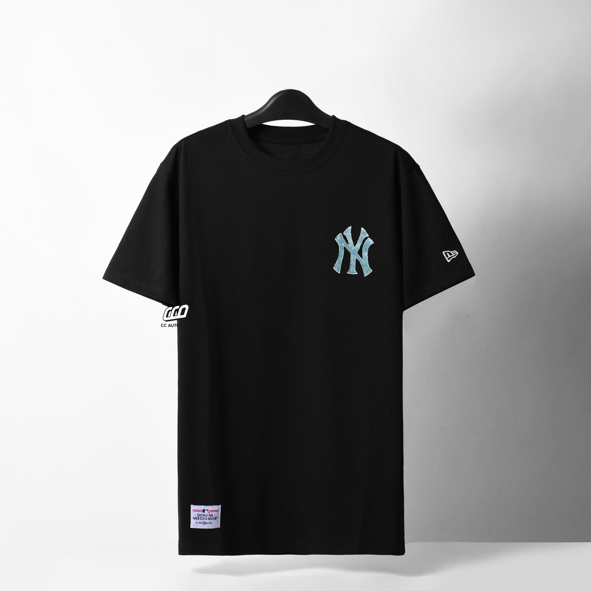 NEW ERA CLASSIC MONOGRAM T-SHIRT - BLACK