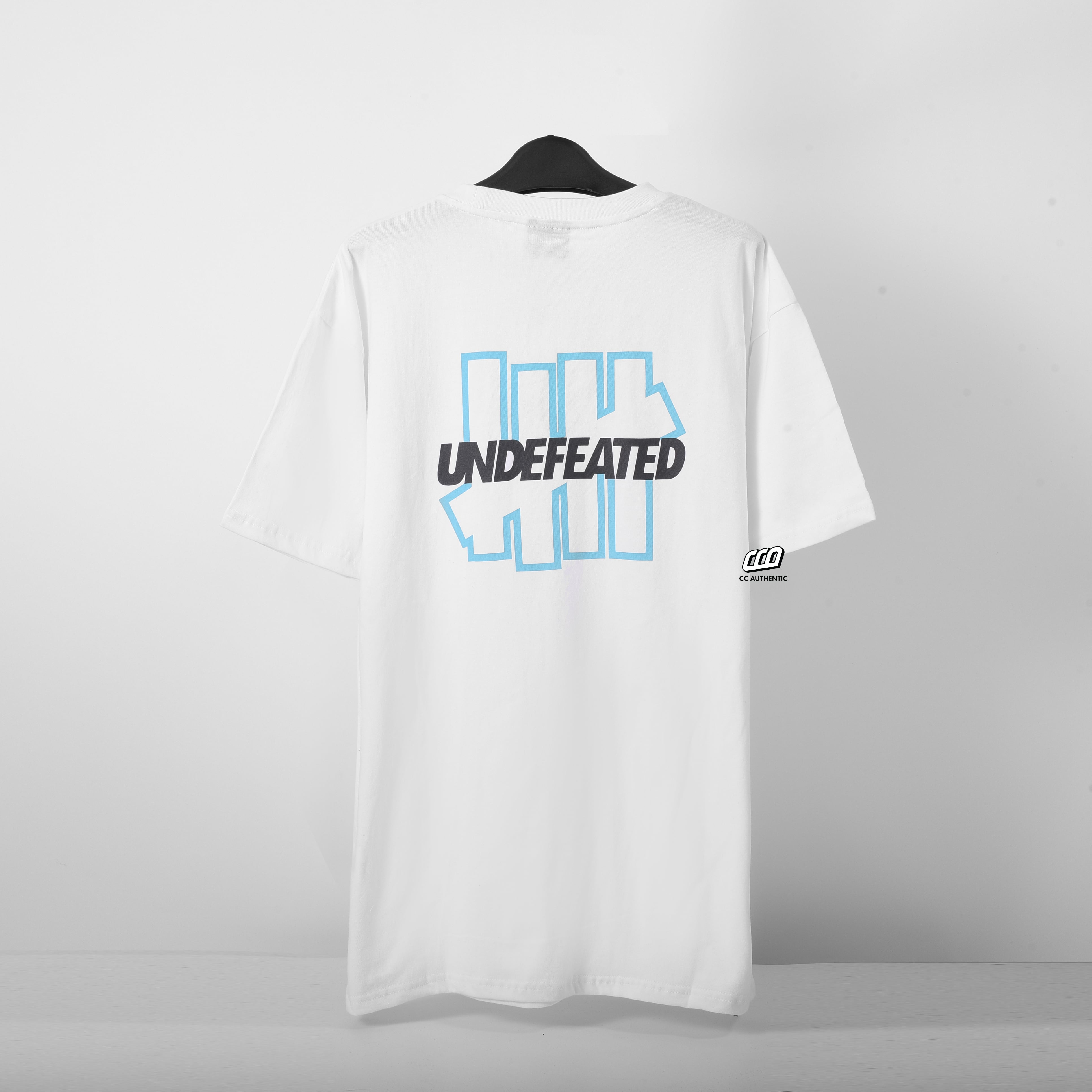 Undefeated border Tshirt - white
