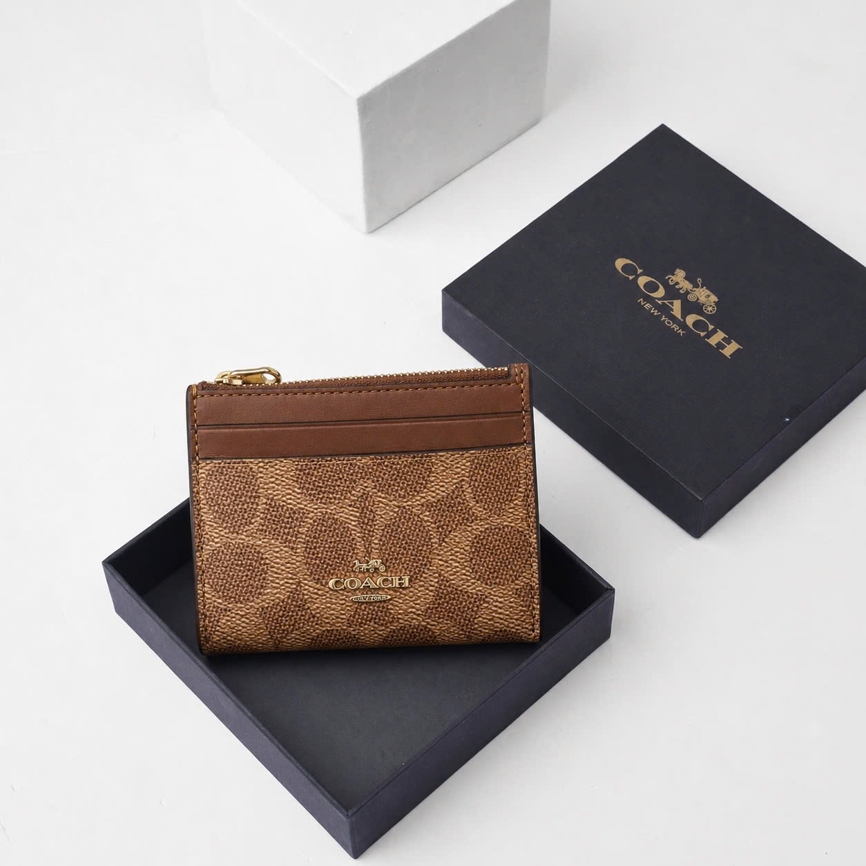 COACH SIGNATURE CANVAS SKINNY ZIP ID CARD - BROWN