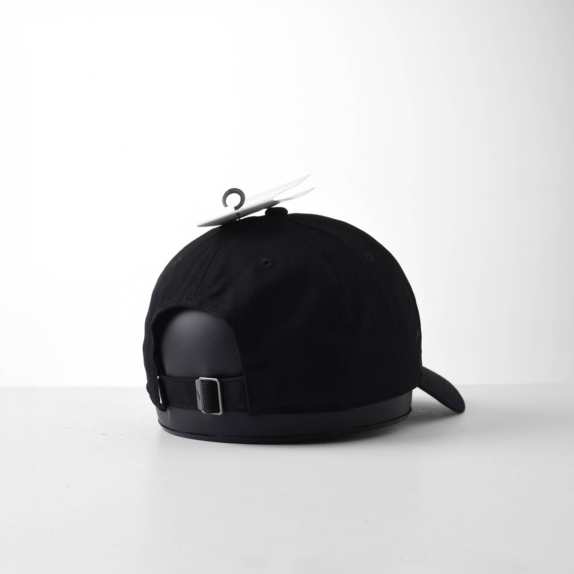 NIKE LINE SWOOSH CAP - BLACK