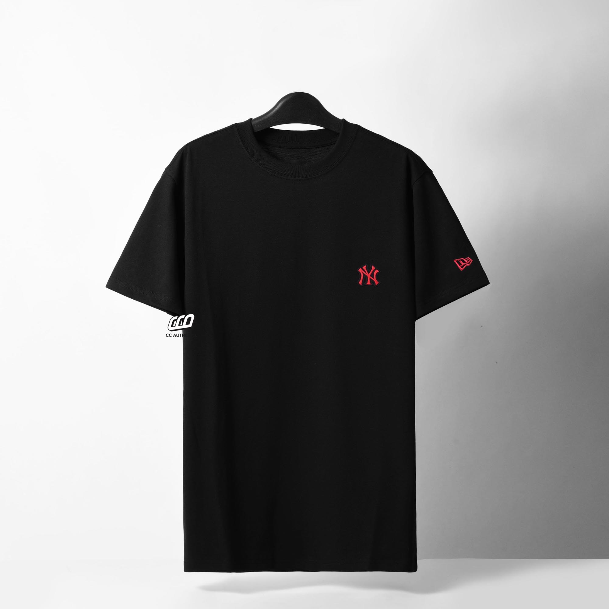 NEW ERA RED BASIC LOGO NY T-SHIRT - BLACK