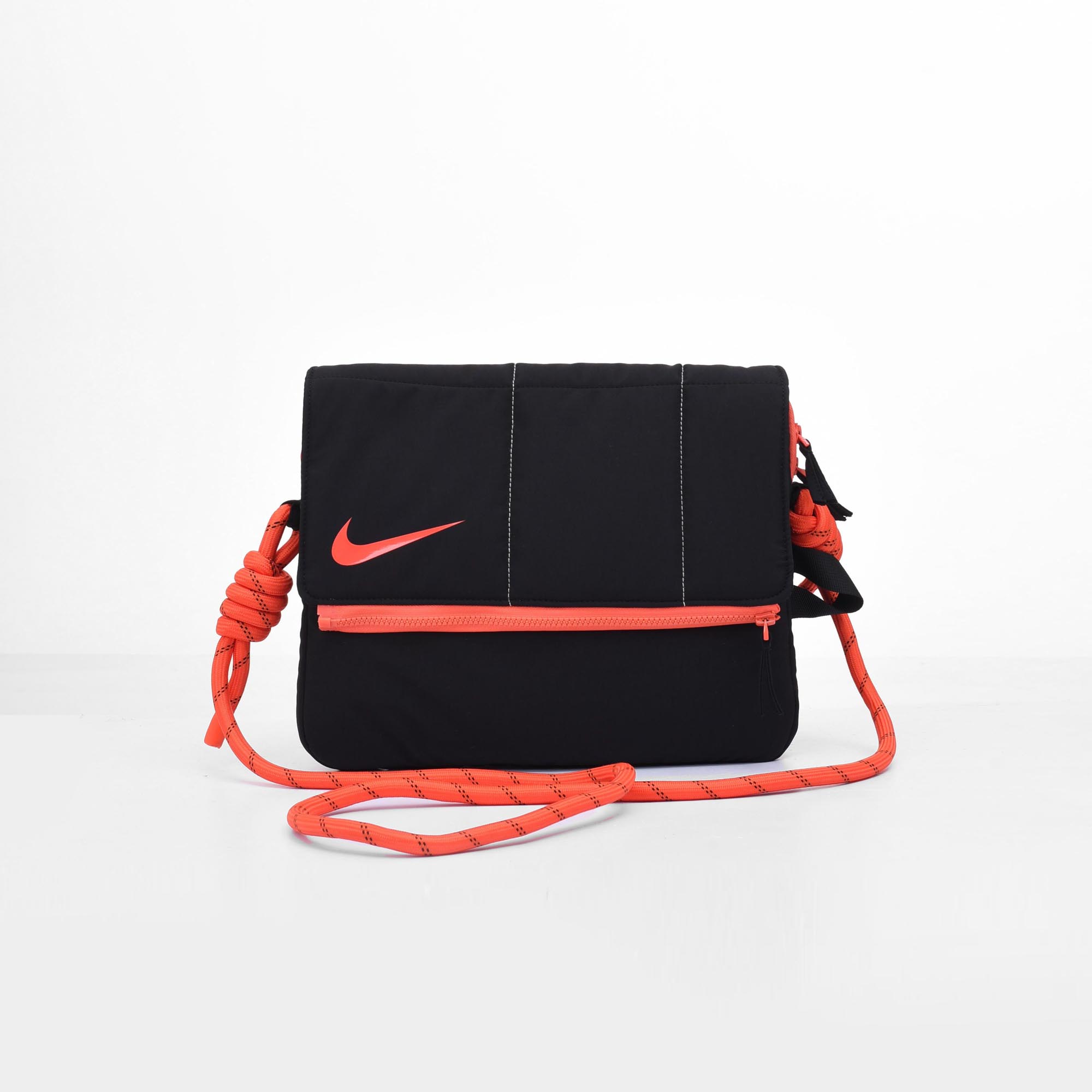 NIKE VIP MEMBER CROSSBAG - BLACK