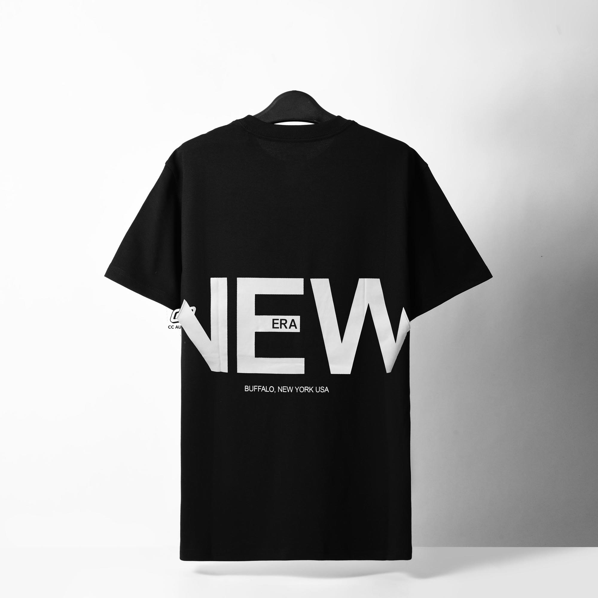 NEW ERA ZOOM UP LOGO T-SHIRT - BLACK